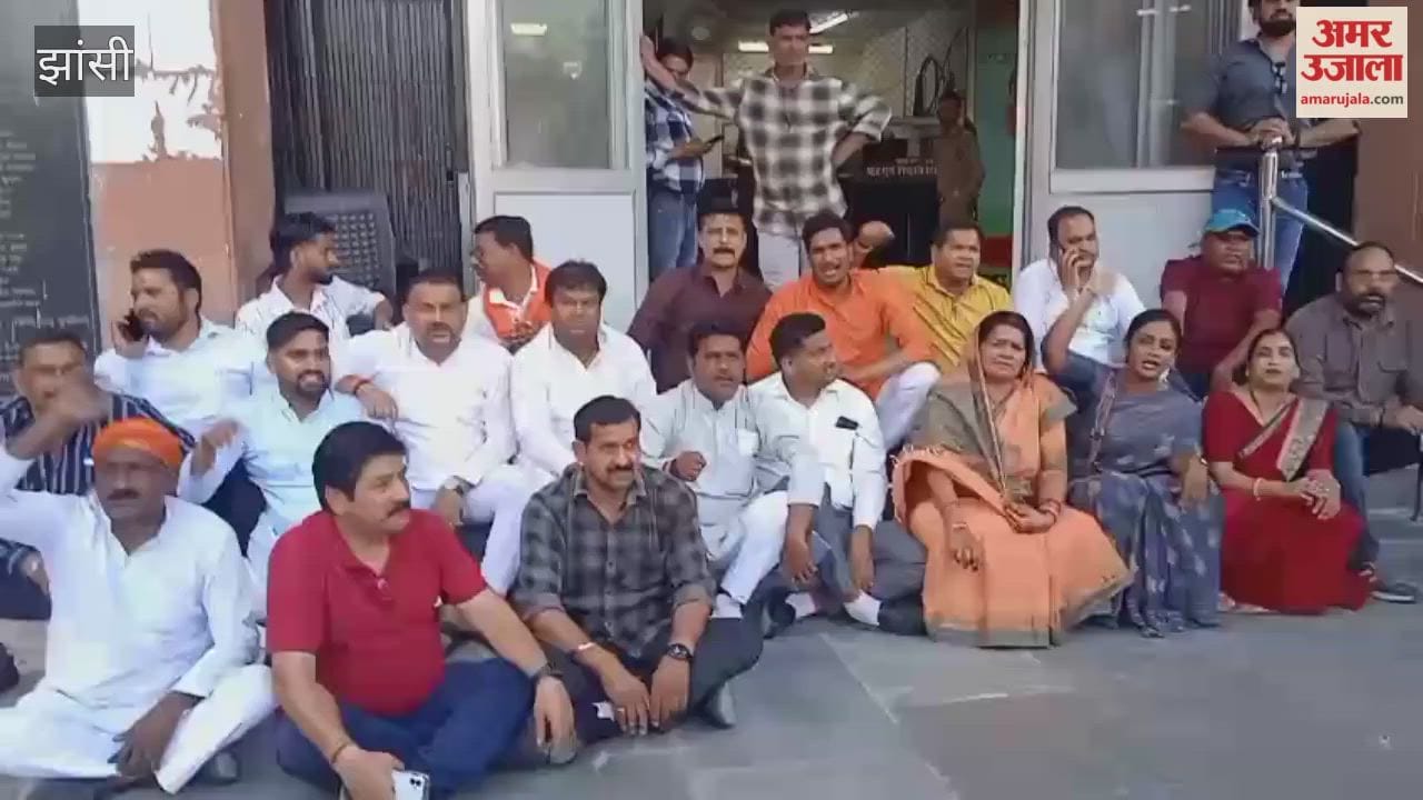 Jhansi: Councillors enraged over removal of wedding hoardings, stage protest at Municipal Corporation