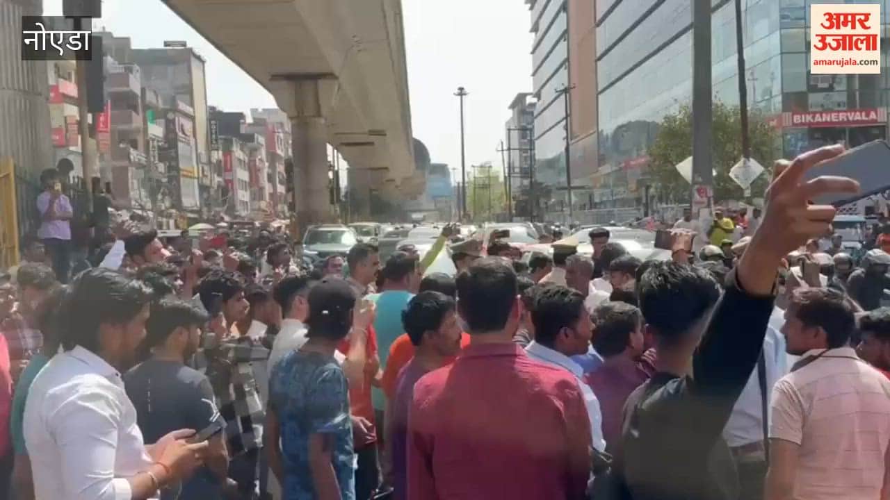 Angry people blocked Noida Sector-18 main road due to non-availability of gas cylinders