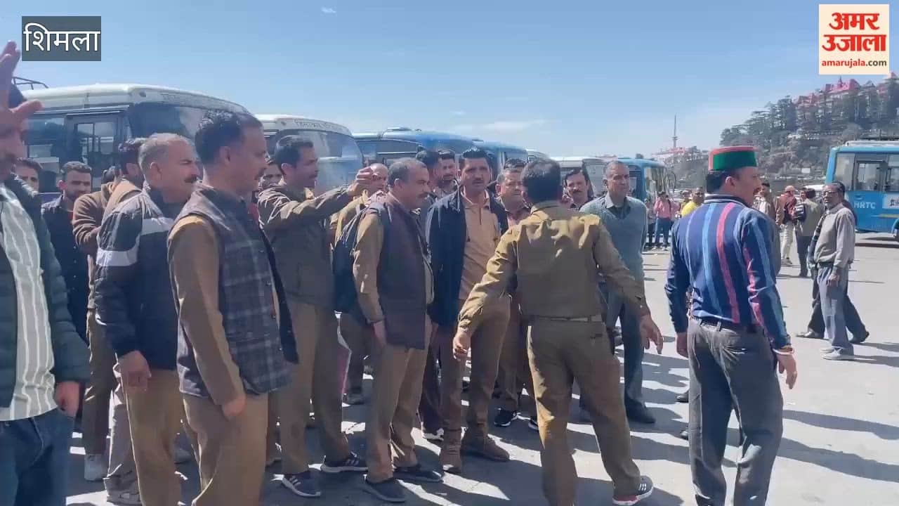 Shimla: HRTC drivers and conductors staged a protest at the old bus stand