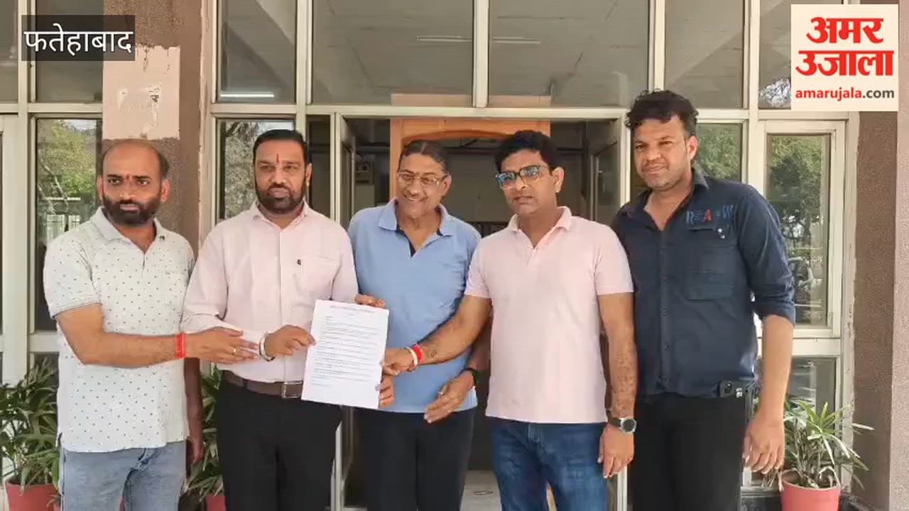 Directors of various hotels in Fatehabad reached the Mini Secretariat regarding the problem of commercial gas.