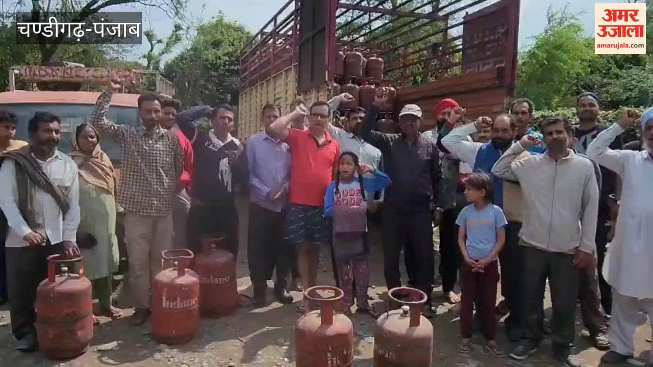 People protested in Pathankot over non-availability of gas supply
