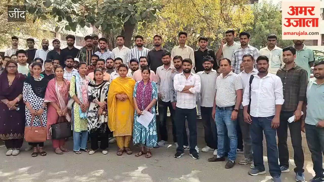 Angry trainee Patwaris protested against the non-issuance of notification