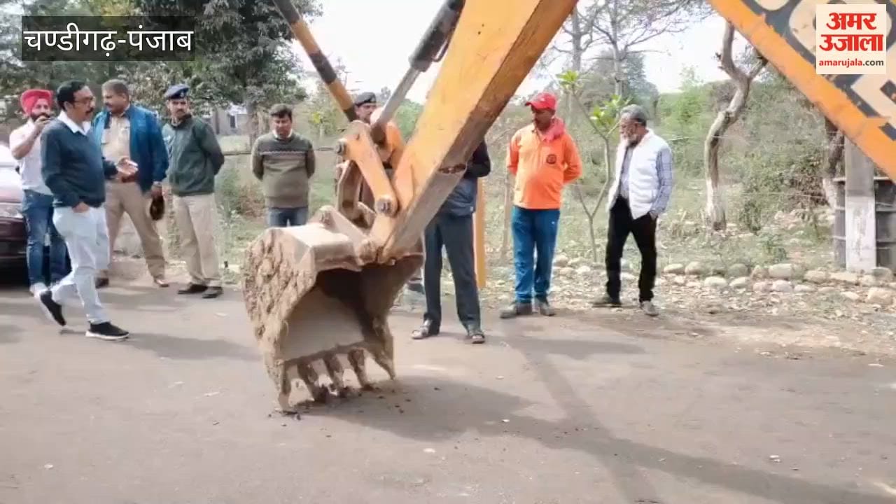 People got angry when the main gate of Defence Colony was closed in Pathankot