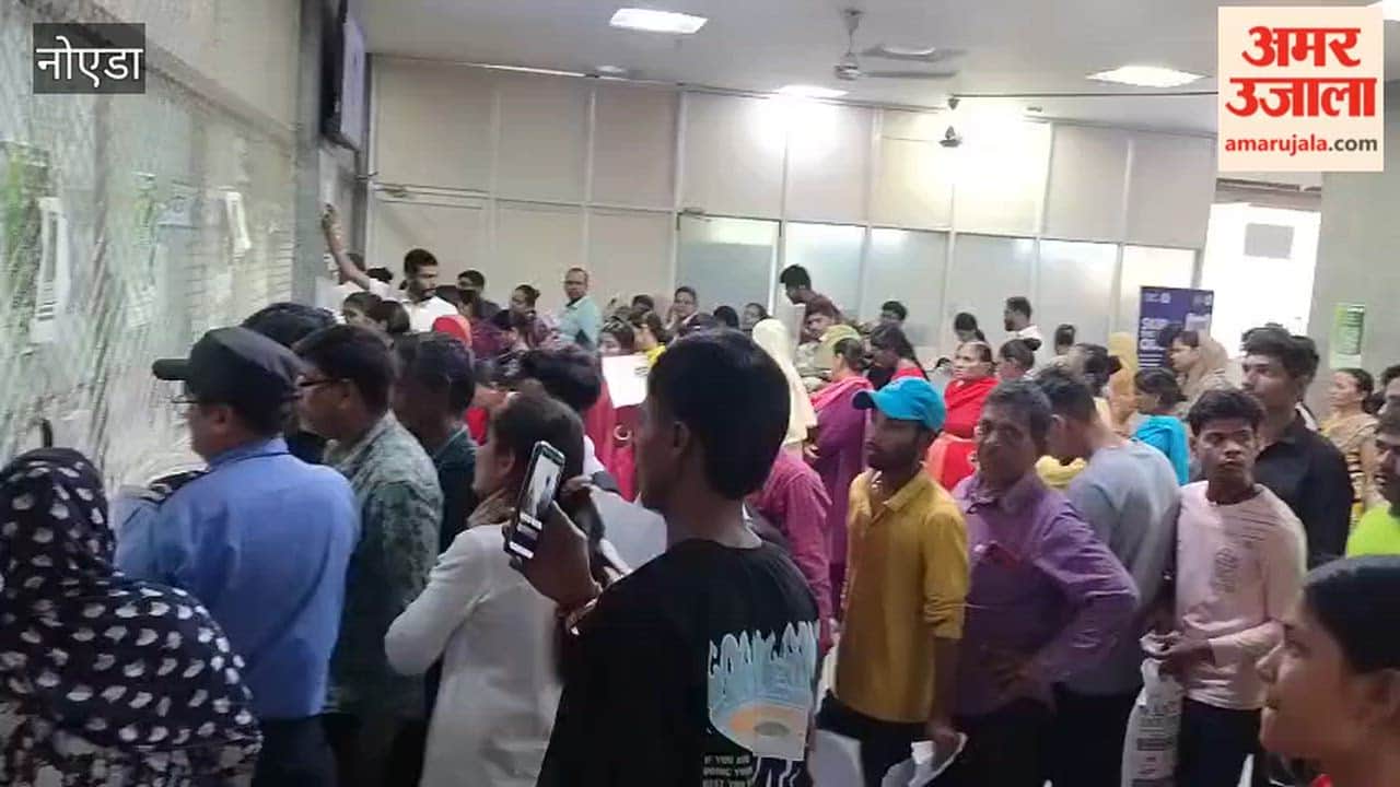 Long queues at the prescription counter in Noida District Hospital