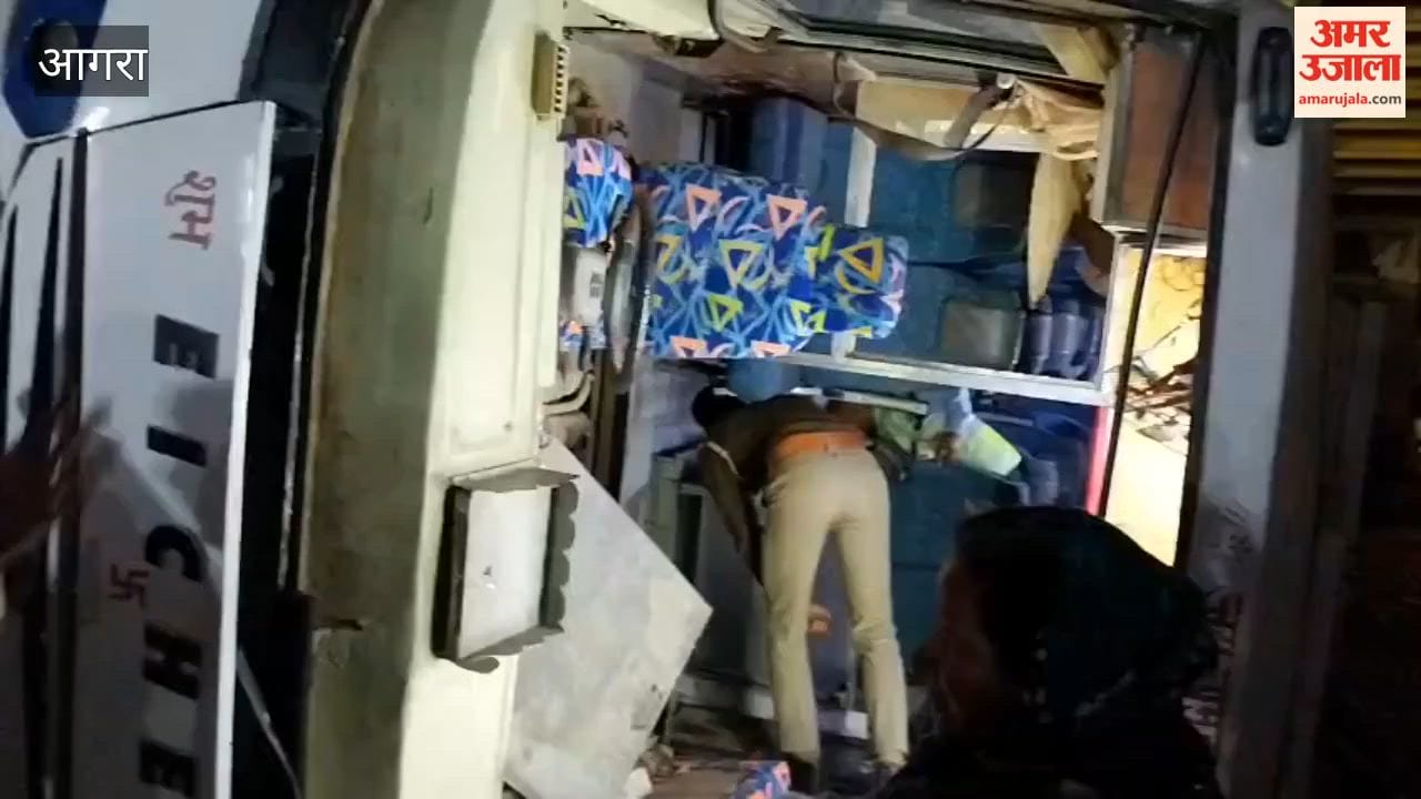 Bus overturned after collision on highway in Agra