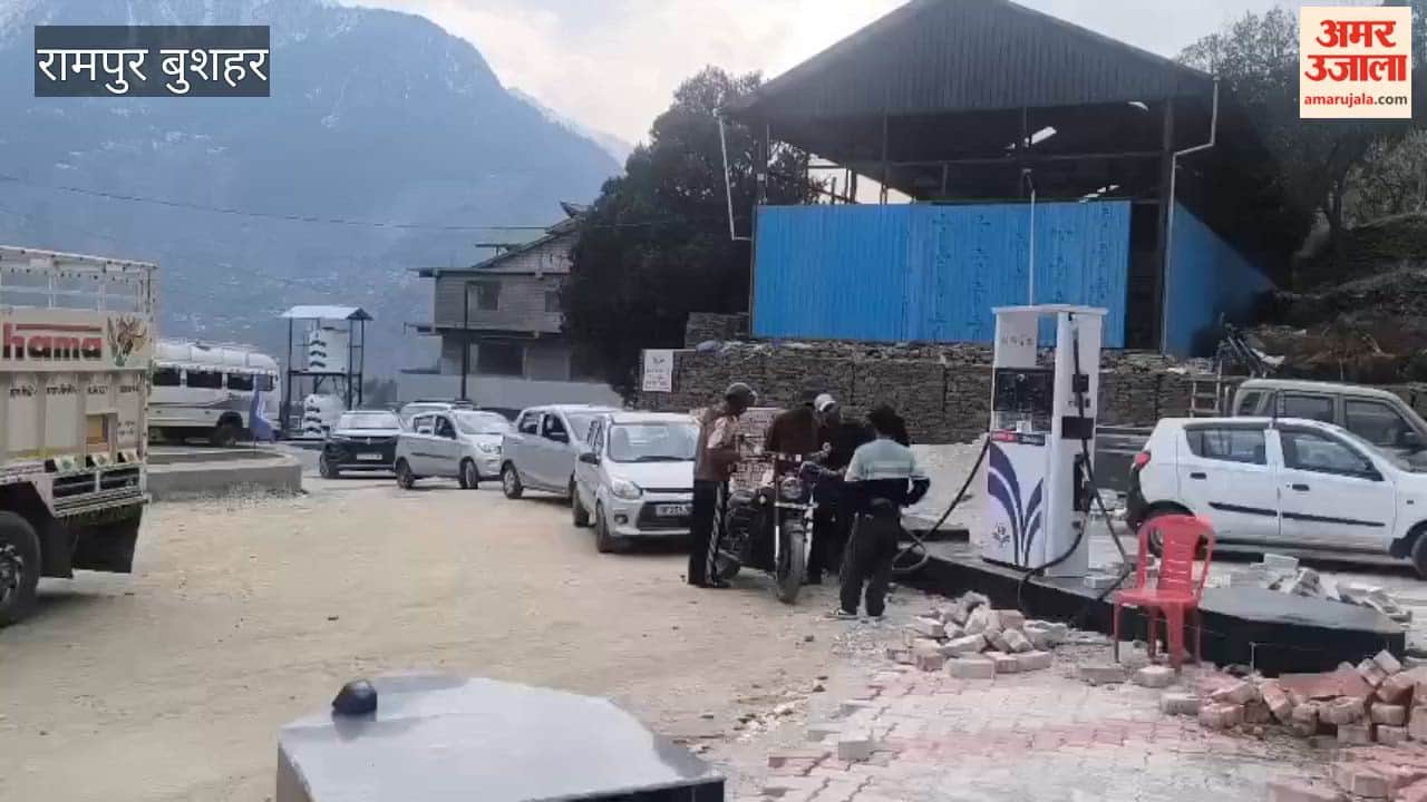 Kinnaur Long Queues of Vehicles at Petrol Pump in Reckong Peo People Concerned Over Fuel Shortage