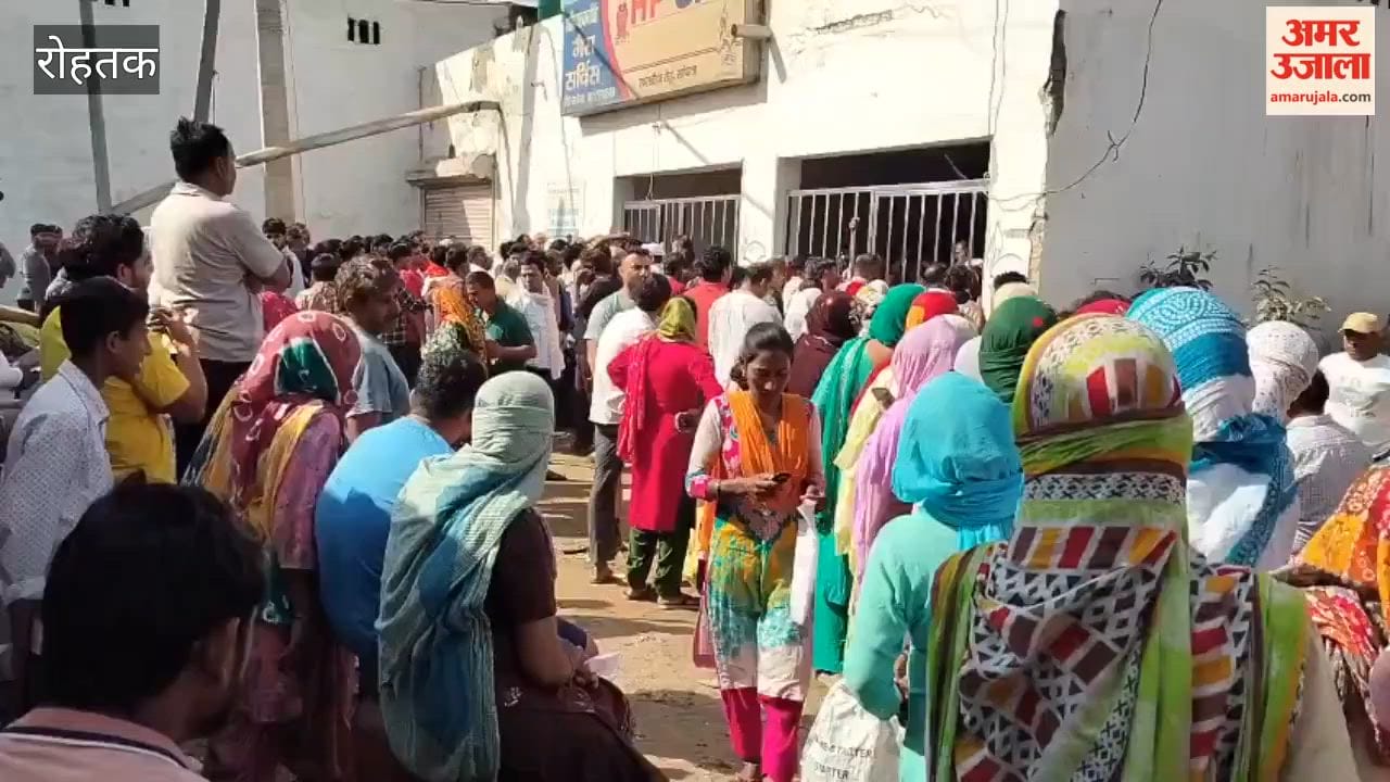 Gas cylinders distributed under police protection in Sampla, Rohtak.