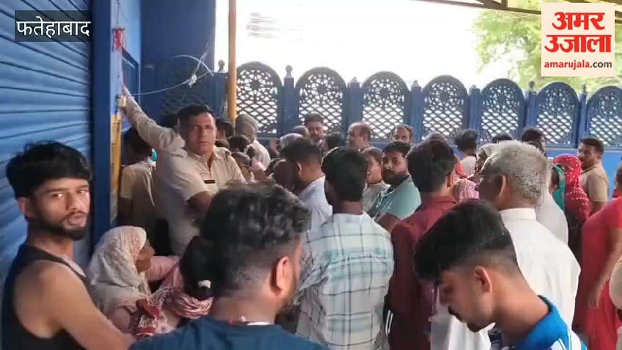 Gas cylinders being distributed in Fatehabad in the presence of the police