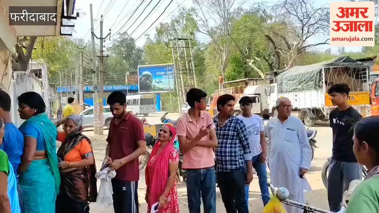 Faridabad People wait in line at a gas agency to collect cylinders