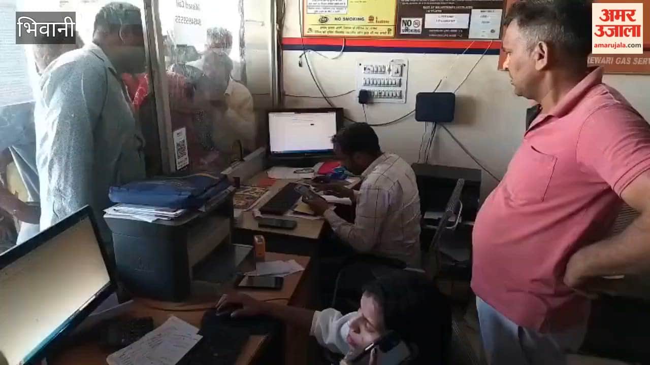 Crowds gathered at gas agencies in Bhiwani, the Deputy Commissioner said – due to changing circumstances in the Middle East, there is a problem with gas.