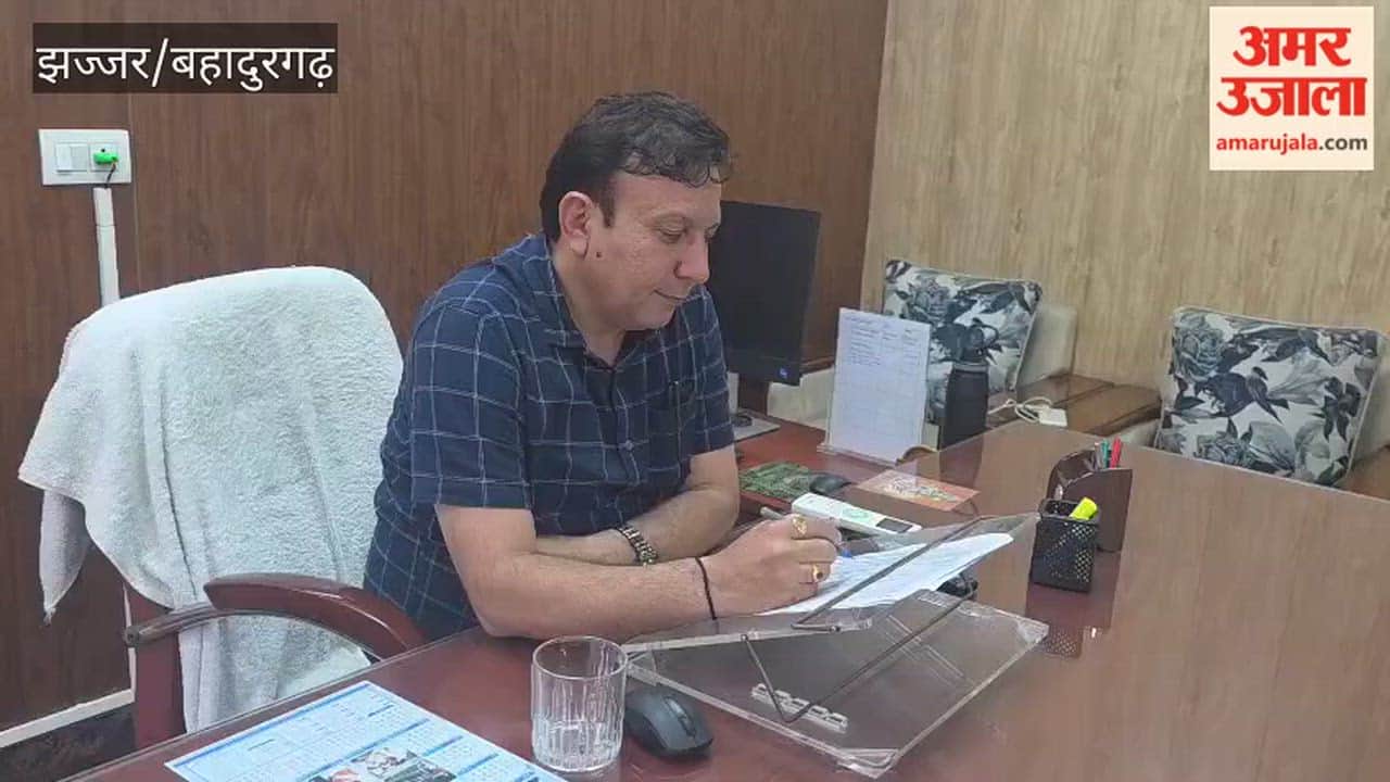 Sanjay Rohilla assumes charge as the new Executive Officer of the Bahadurgarh Municipal Council; councilors extend a welcome.