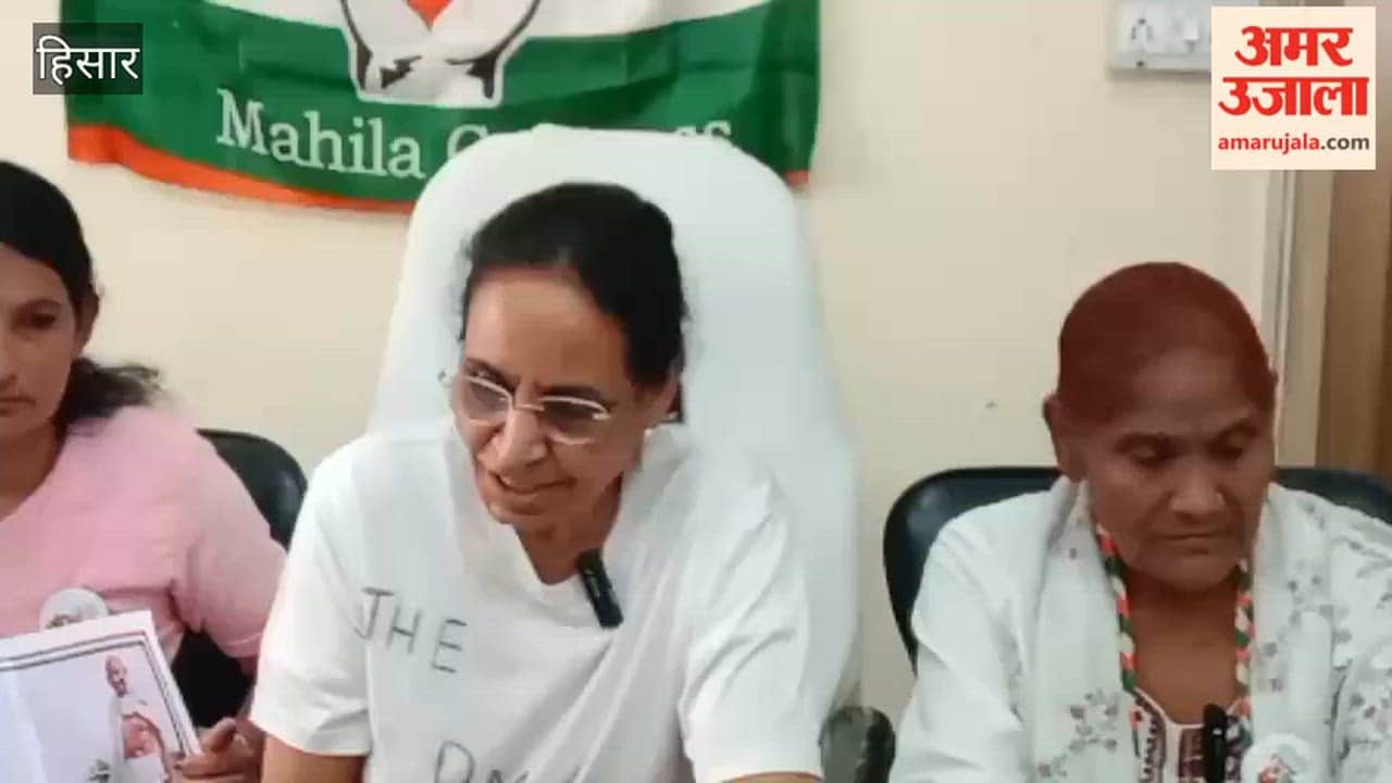 Raising slogans of "Narendra is missing, the cylinder is missing too," Women's Congress workers staged a protest in Hisar.