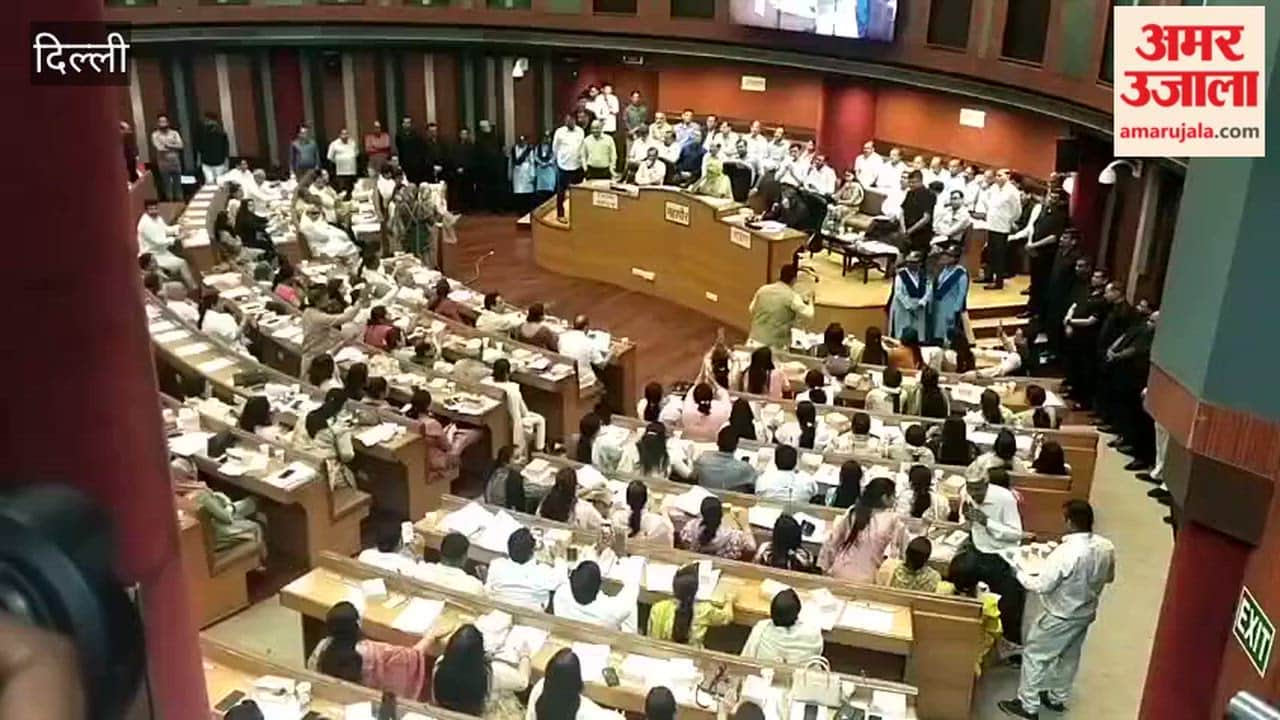 Demonstration of women councilors with LPG cylinder posters in Delhi Municipal Corporation House