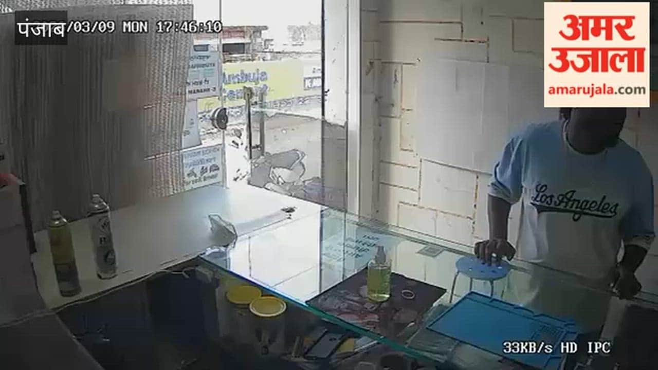 Robbers entered the shop, people trapped them by closing the shutter from outside.