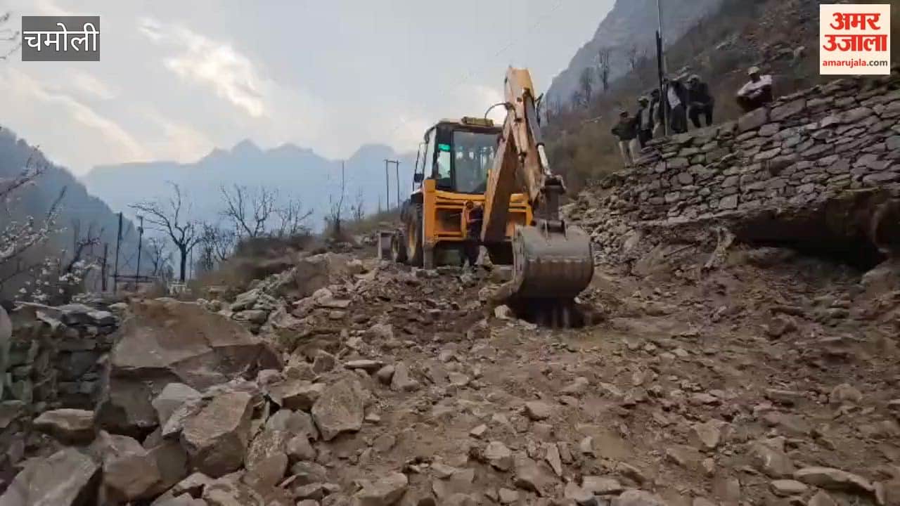 Jyotirmath: road to Pulna village is in bad condition, villagers themselves are working to build the road to the village