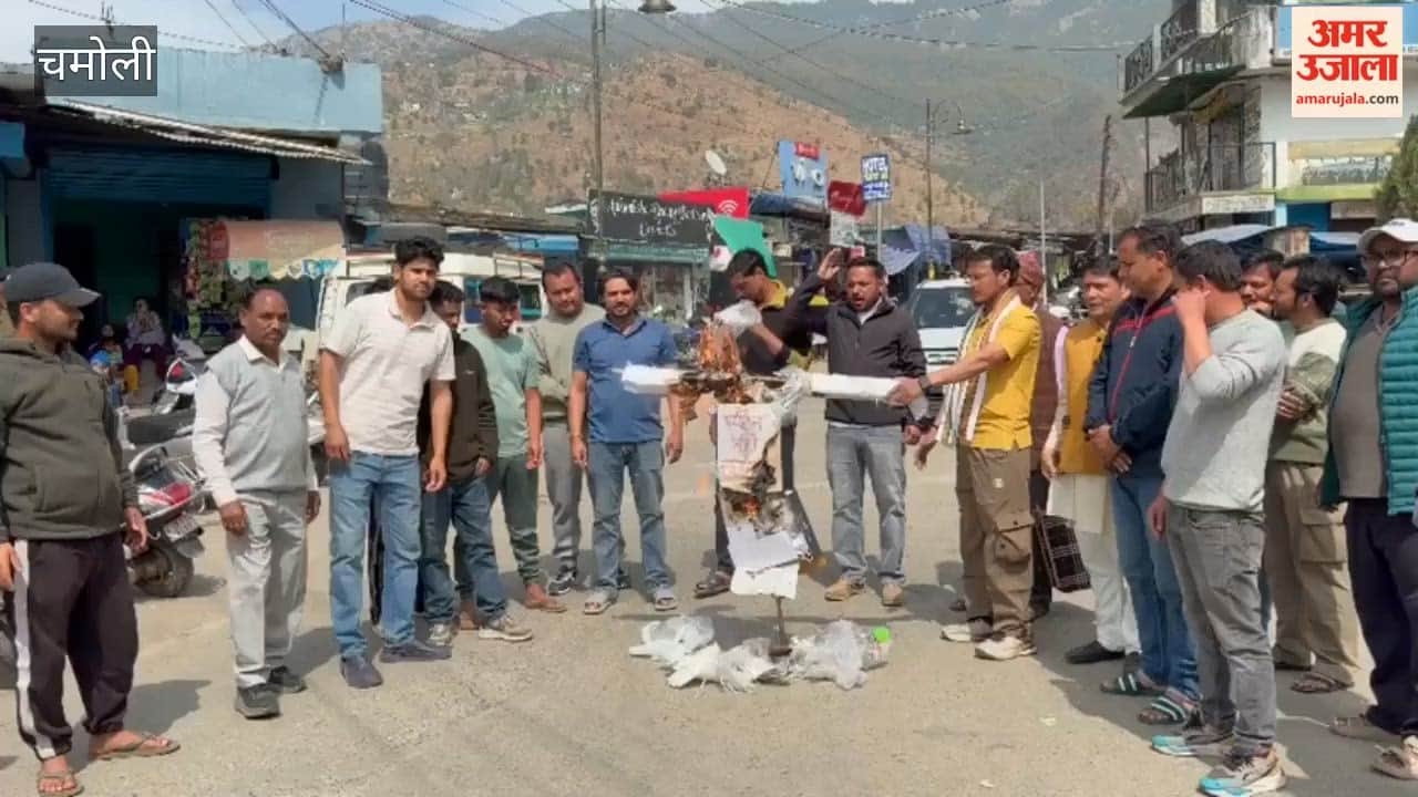 Karnprayag: Congress angry over Tourism Minister Satpal Maharaj's statement, burns his effigy