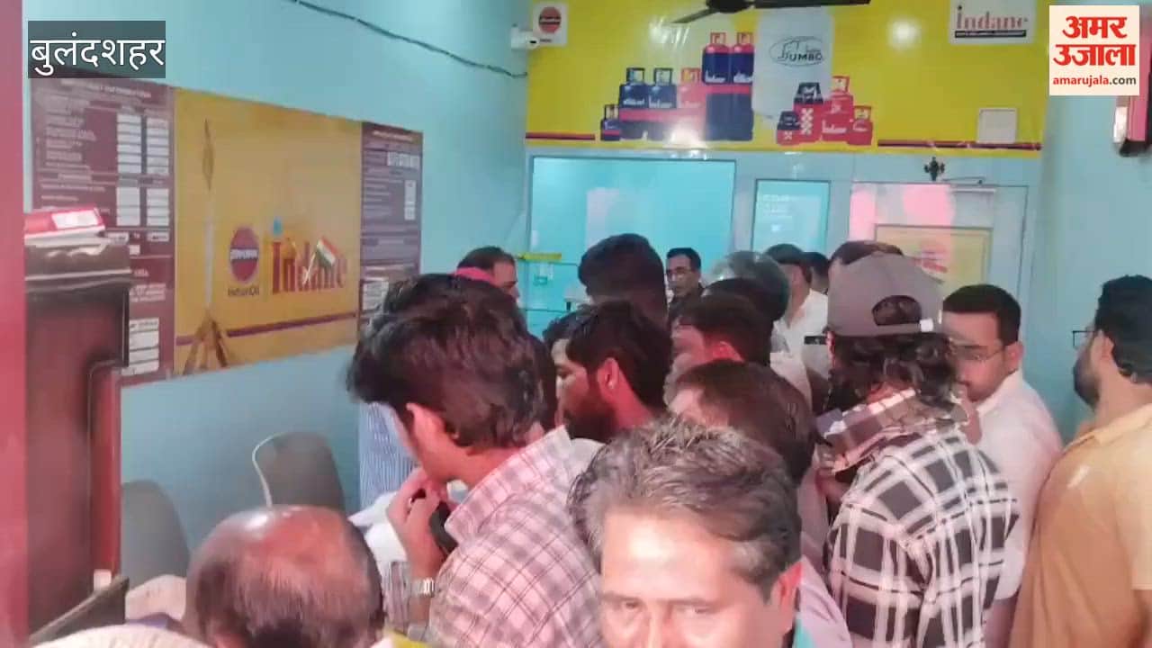 Unavailability of gas cylinders in Bulandshahr led to a huge rush of consumers.