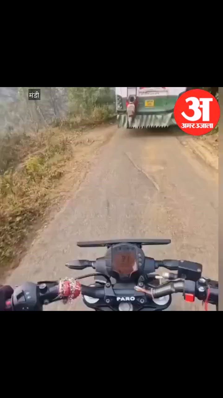 Video: चलती एचआरटीसी बस के पीछे लटका मासूम, रोंगटे खड़े कर देने वाला वीडियो वायरल