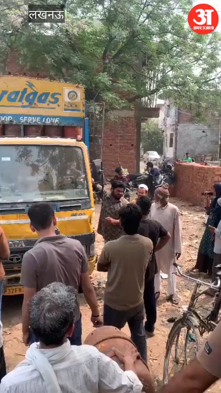 VIDEO: छह बजे से एजेंसी पर जुटे लोग, डिलीवरी मैन ने ओटीपी लेकर ब्लैक में बेचा, फिर फोन बंद किया