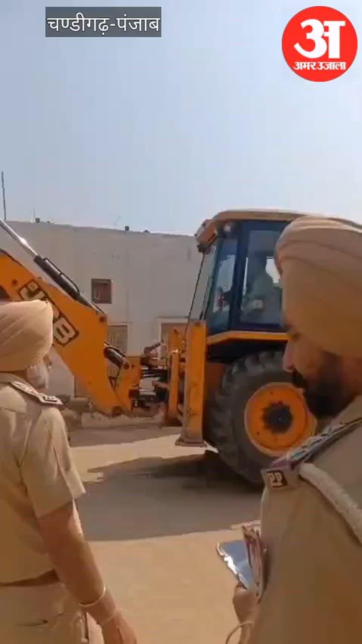गुरुहरसहाए के गांव छांगा राए हिठाड़ में नशा तस्कर के घर पर चला बुलडोजर