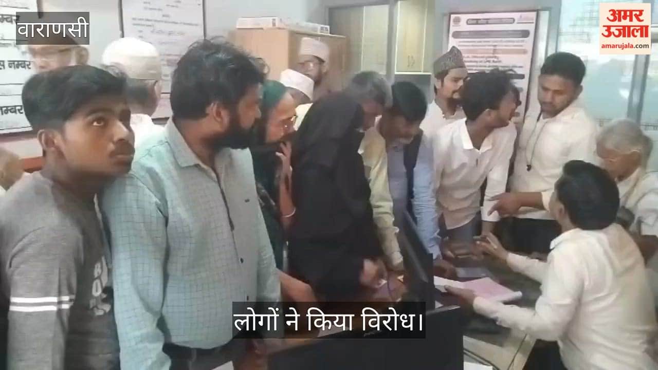 People protested at the gas cylinder service centre