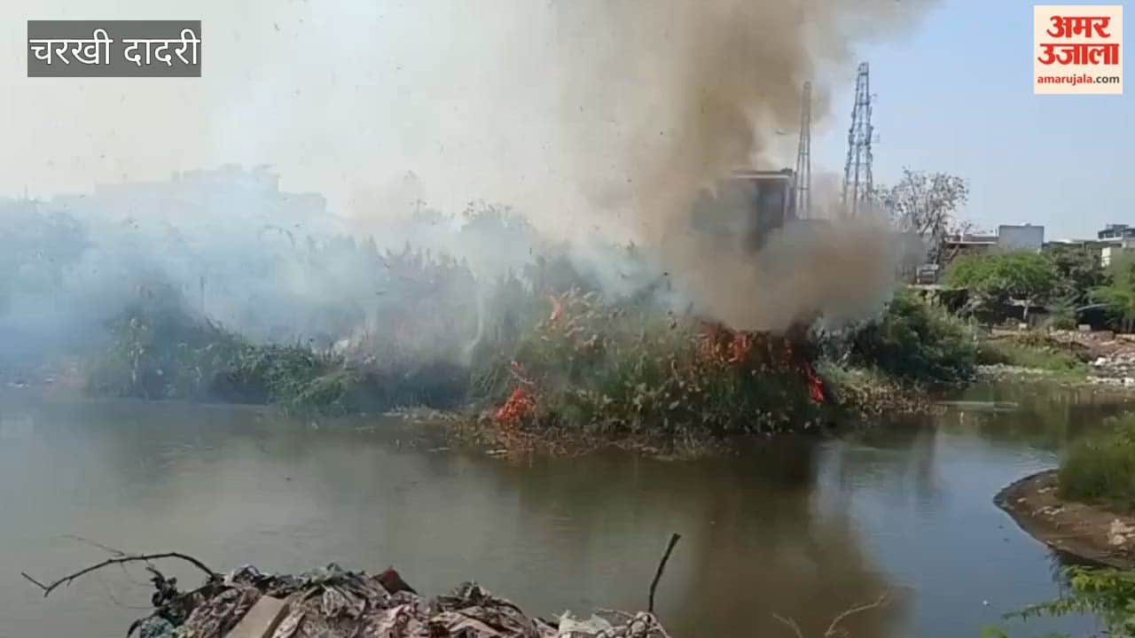 Fire broke out in the bushes in front of the Arya Samaj temple