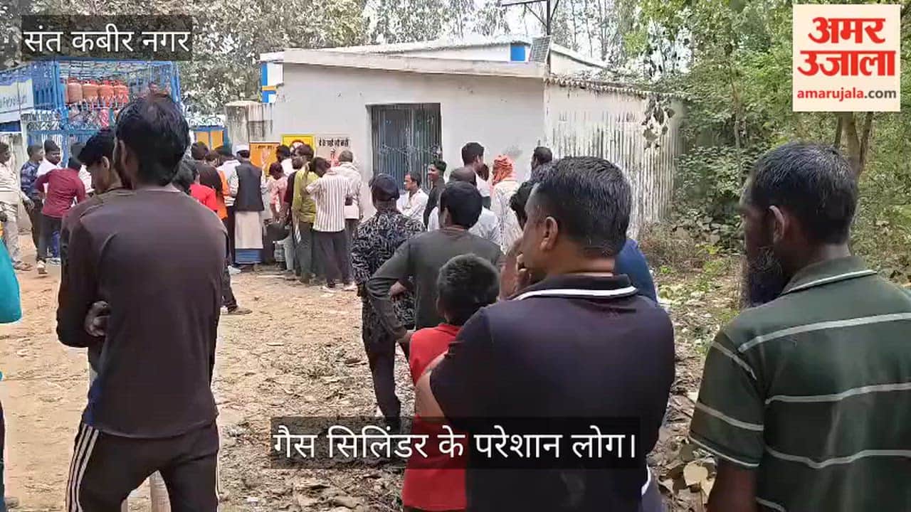 Crowd gathered for cylinder in Mehdupar