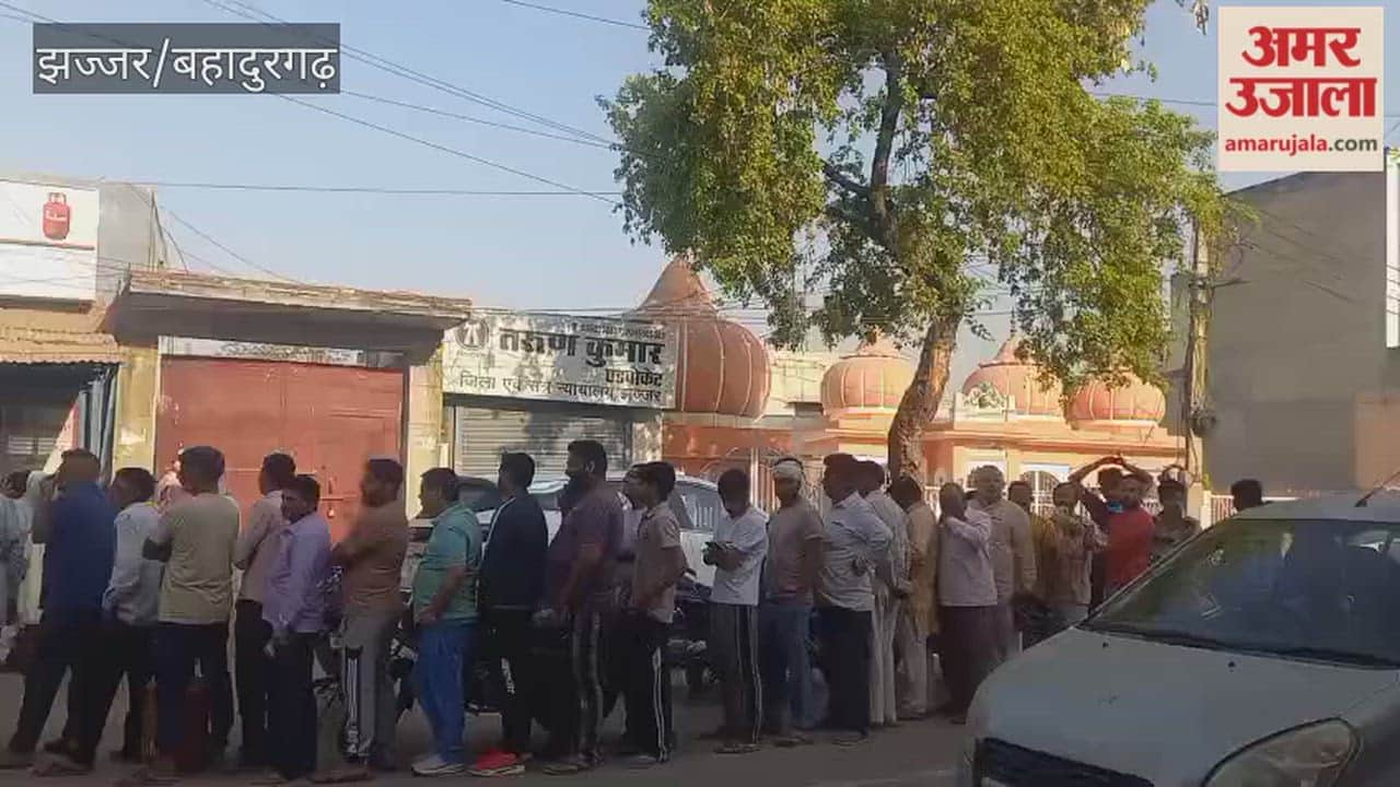 People lined up for gas cylinders in Jhajjar since 6 am
