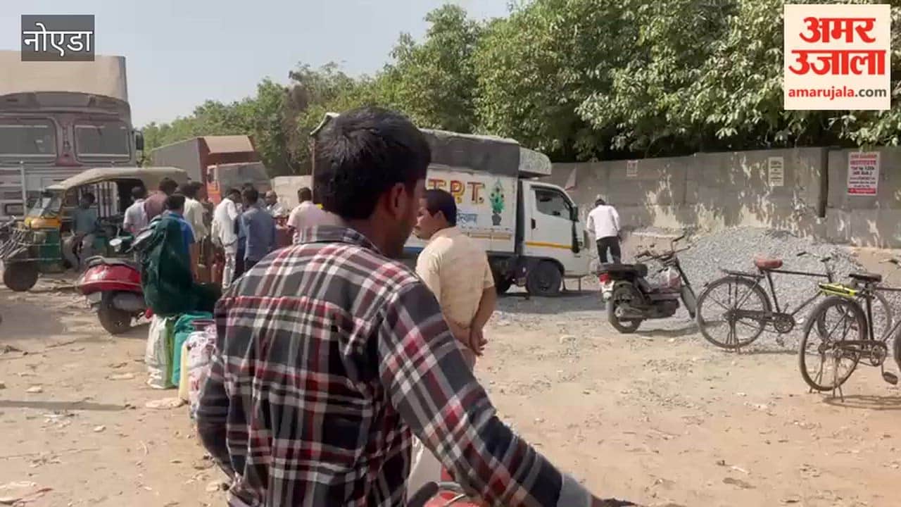 People waited in Behalolpur Noida since morning for cylinders