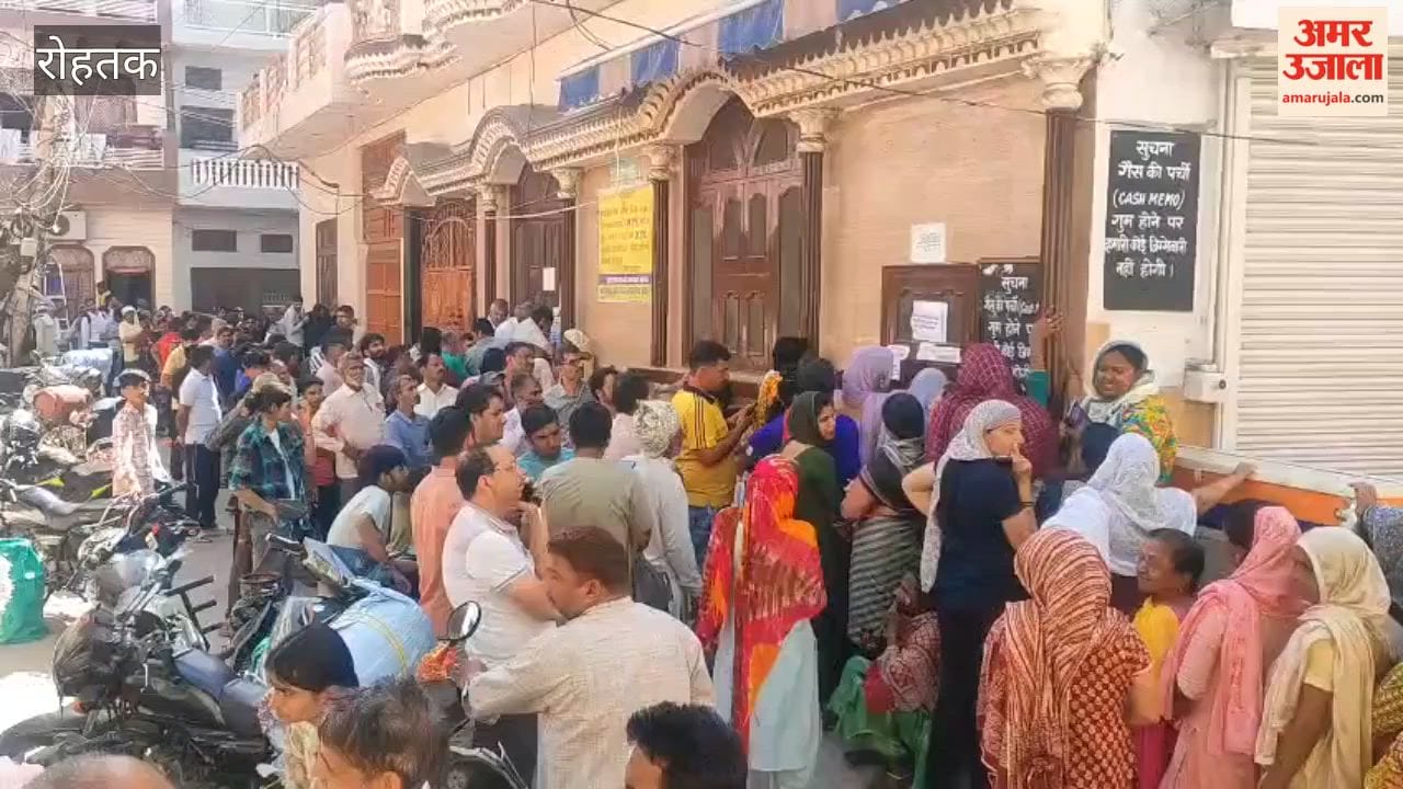 Long queues of gas consumers in Rohtak