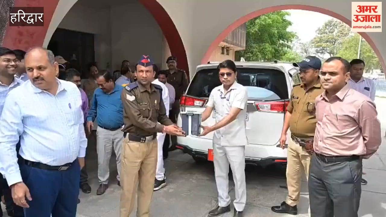 Haridwar: An initiative by the Transport Department aimed at making the city clean, hygienic, and beautiful—dustbins are being installed in government vehicles