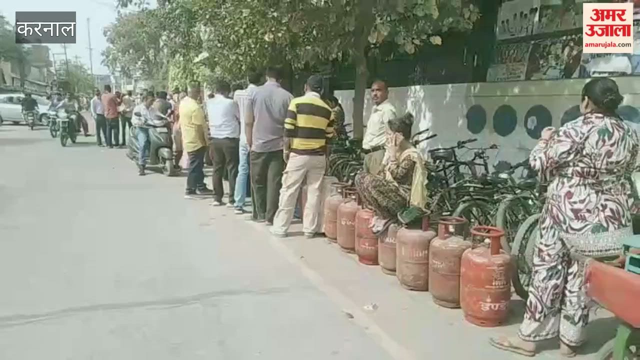 Consumers in Karnal return home without gas cylinders.