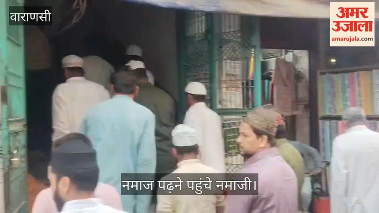 Worshippers Arrive to Offer Prayers at Mosque on Nai Sadak