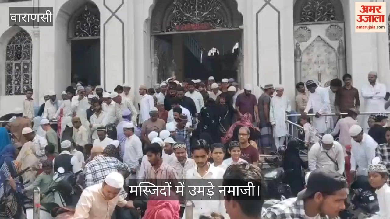 Worshippers throng mosques to offer the 'Alvida' prayer