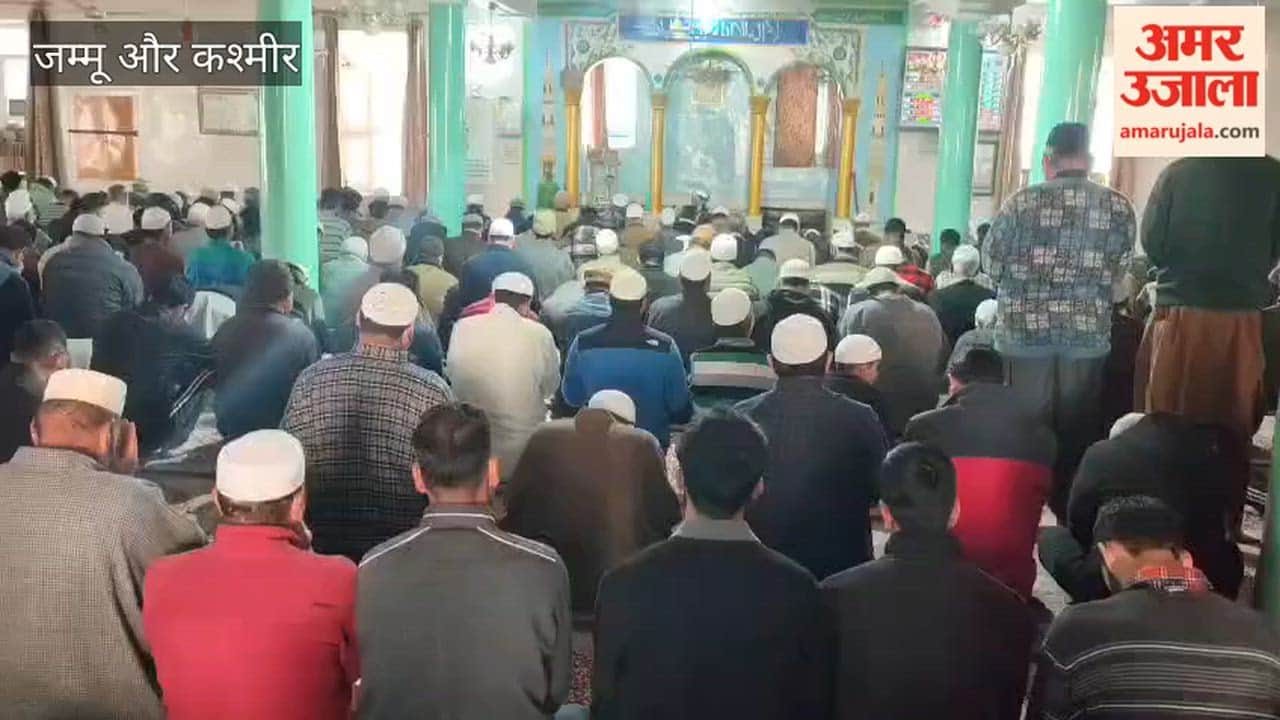 Thousands Offer Jumat-ul-Vida Prayers in Bandipora