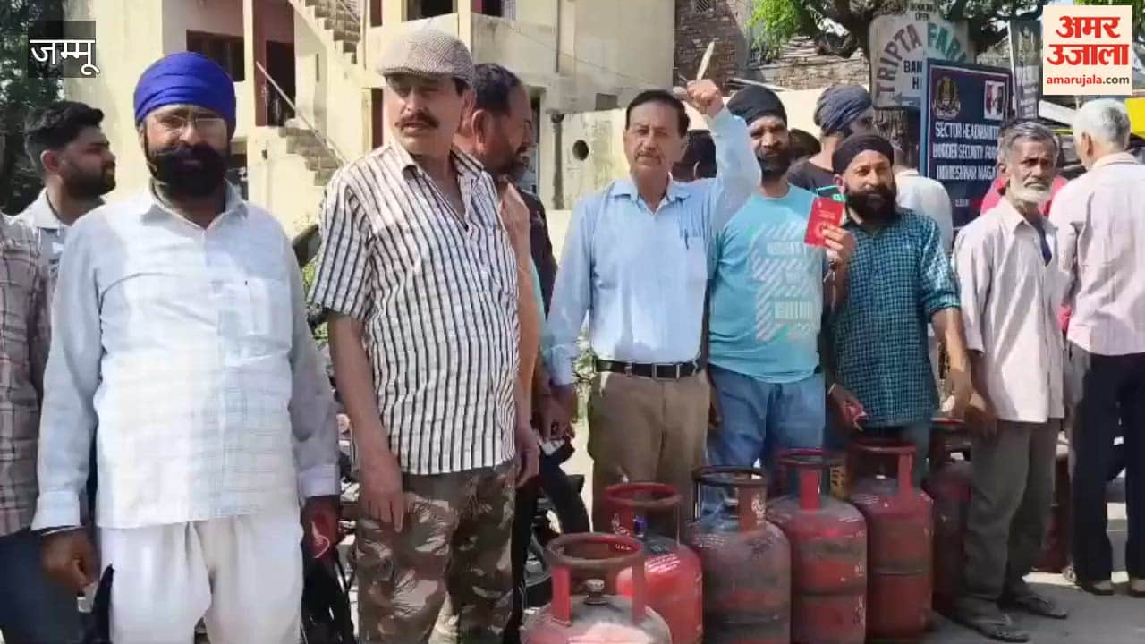 People Protest Against Agency in RS Pura Over Non-Availability of Cooking Gas