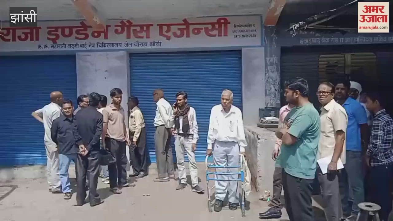 Consumers were upset after seeing the lock on the gas agency, returned disappointed, said – the number is not connecting, even the operator is not picking up the phone.