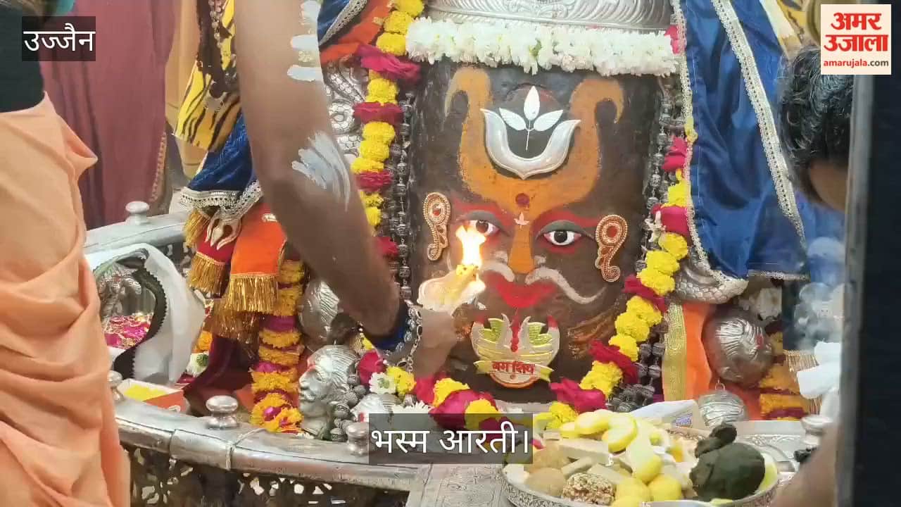 Vaishnav Tilak decorated forehead Baba Mahakal applied ashes, Jai Shri Mahakal echoed temple.