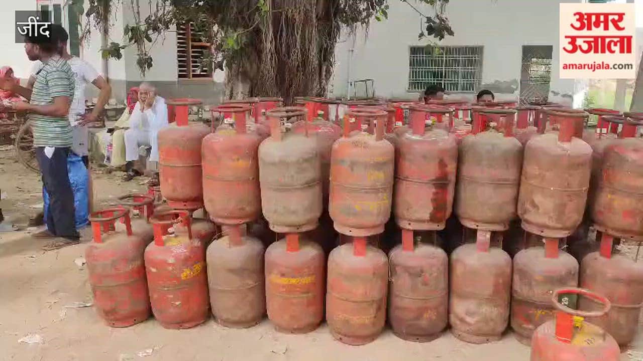 Scramble for Gas Cylinders in Jind; People Queuing Up Since 7 AM