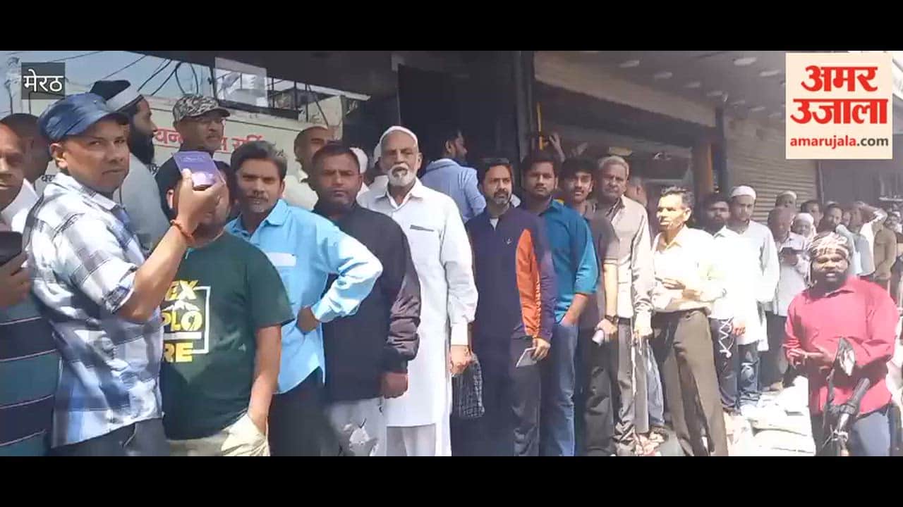 Meerut: Crowd gathered at gas agency for booking
