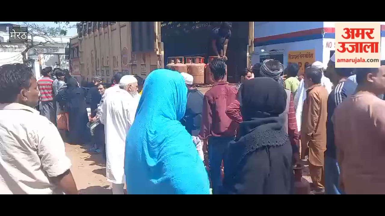 Meerut: Crowd gathered at Vijayant Gas Service warehouse