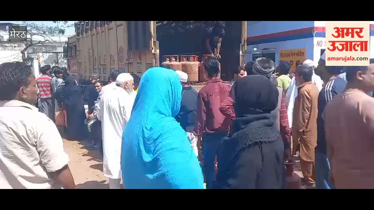 Meerut: Crowd gathered at Vijayant Gas Service warehouse