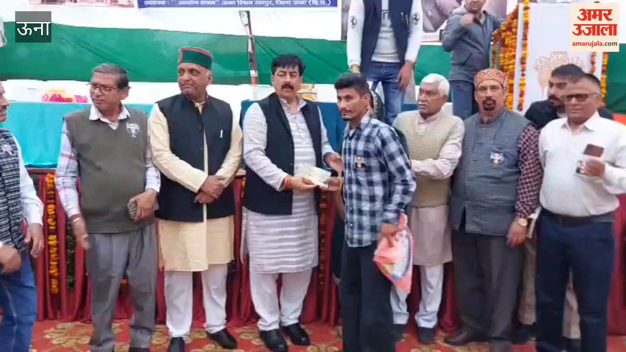 Una Kutlehar MLA Vivek Sharma distributed cheques to 101 beneficiaries at the Jogipanga office