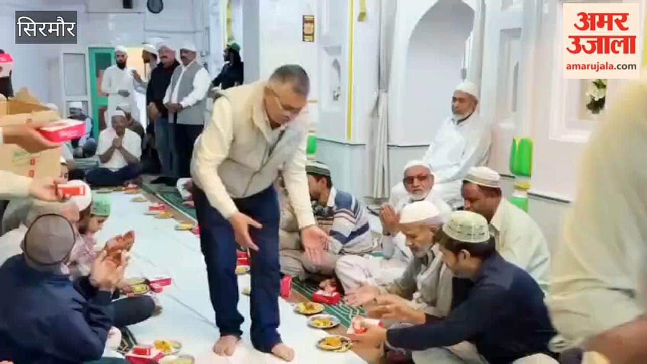 Sirmour MLA Ajay Solanki Breaks Iftar with Fasting Devotees at Jama Masjid