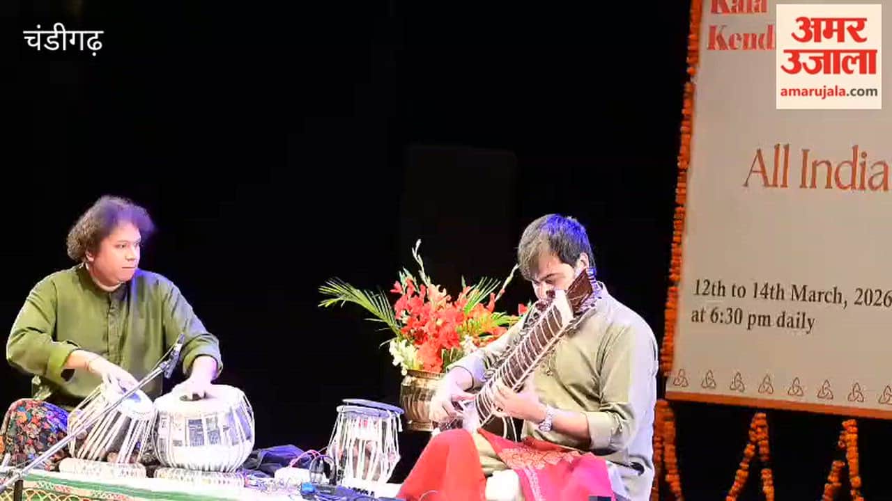 Sitarist Pandit Poorvayan Chatterjee gave a performance at Tagore Theatre in Chandigarh.