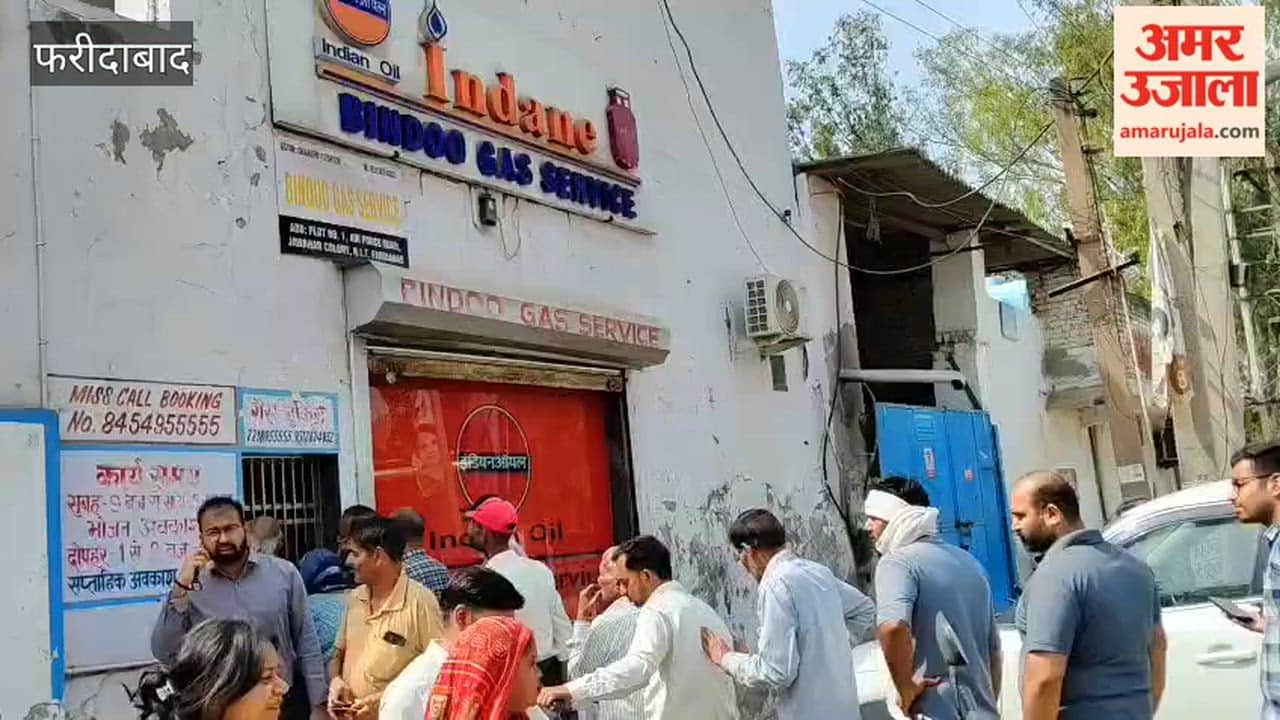 Long queues formed ate agency in Faridabad morning due to unavailability of gas cylinders