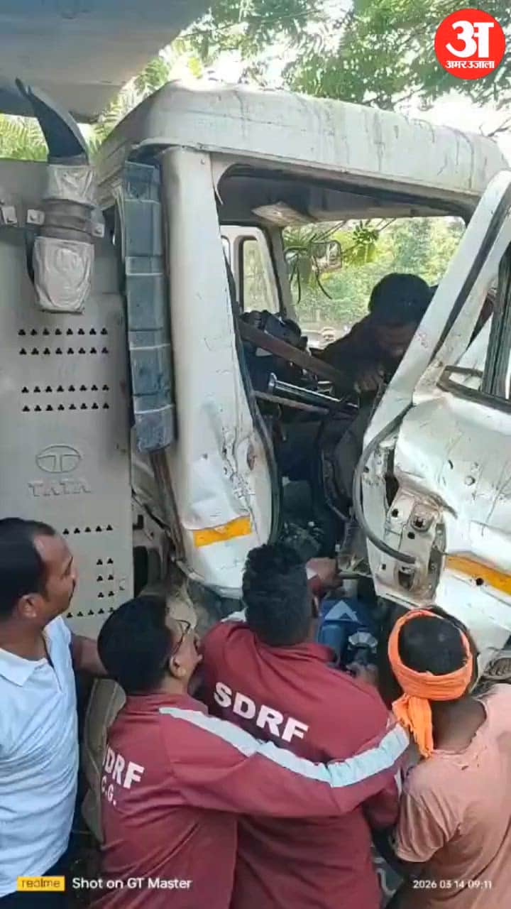 speeding Hyva on NH 30 crashed into roadside shop In Jagdalpur