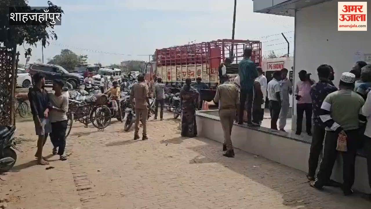 Uproar at Gas Agency in Tilhar, Shahjahanpur