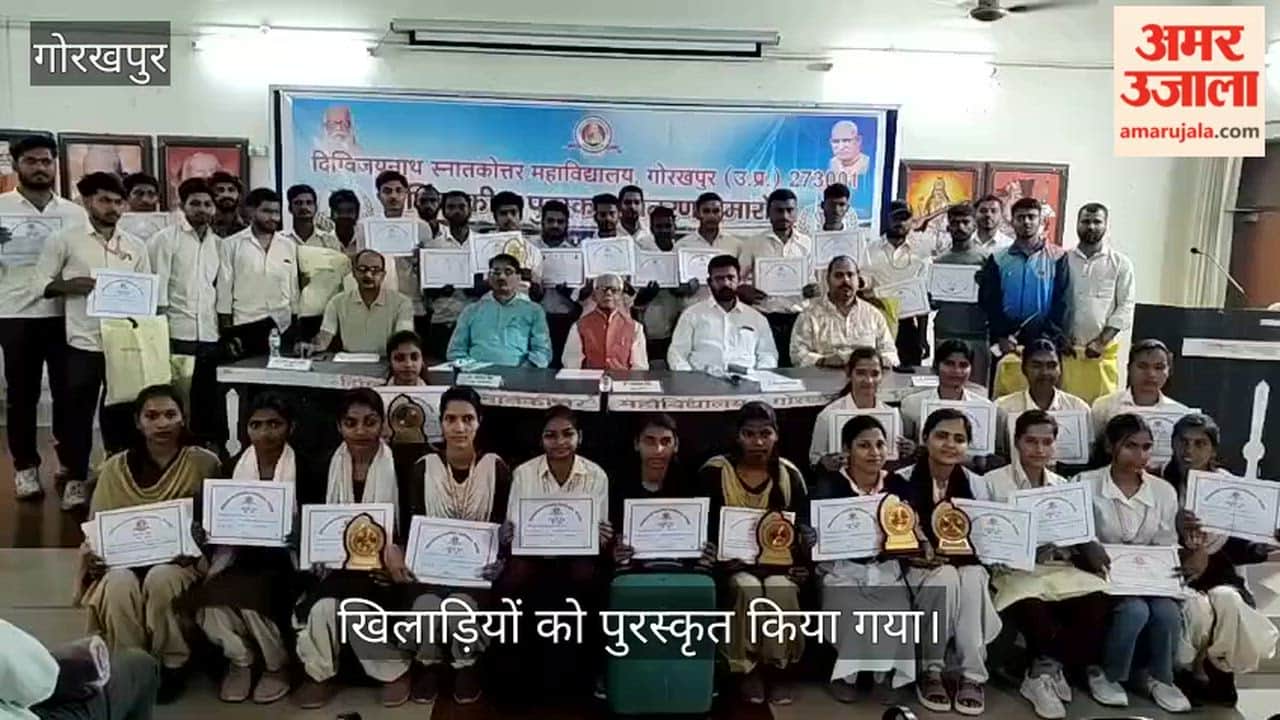 The winners of the annual sports competition were awarded prizes.