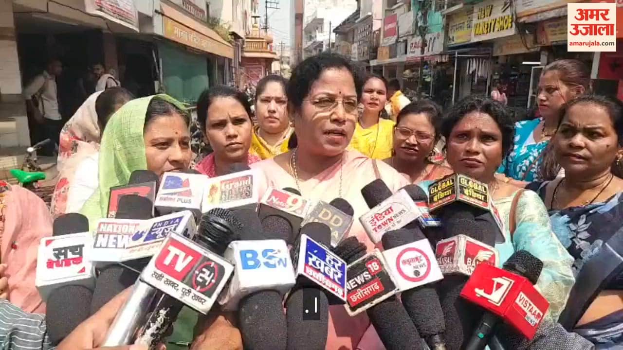 Mahila Congress Stages Protest Against Rising Gas Cylinder Prices in Rajnandgaon